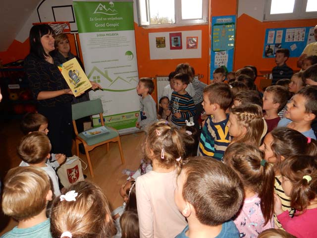 ZAmjenica Kristina Prša u razgovoru s djecom u Vrtiću/Snimio Marko ČULJAT                                                                                                                                                                                 